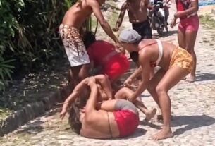 Vídeo registra briga entre quatro mulheres no Galeão, em Cairu