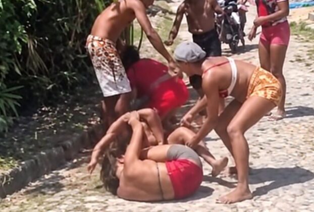 Vídeo registra briga entre quatro mulheres no Galeão, em Cairu